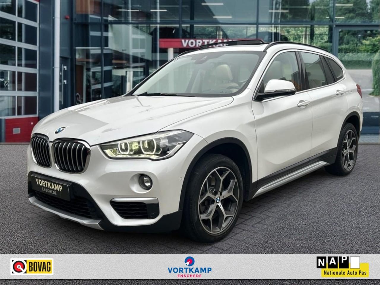 BMW X1 - XDRIVE 20I HIGH EXECUTIVE PANO-DAK/CAMERA/LEDER/NAVI/CRUISE/E-KL - AutoWereld.nl