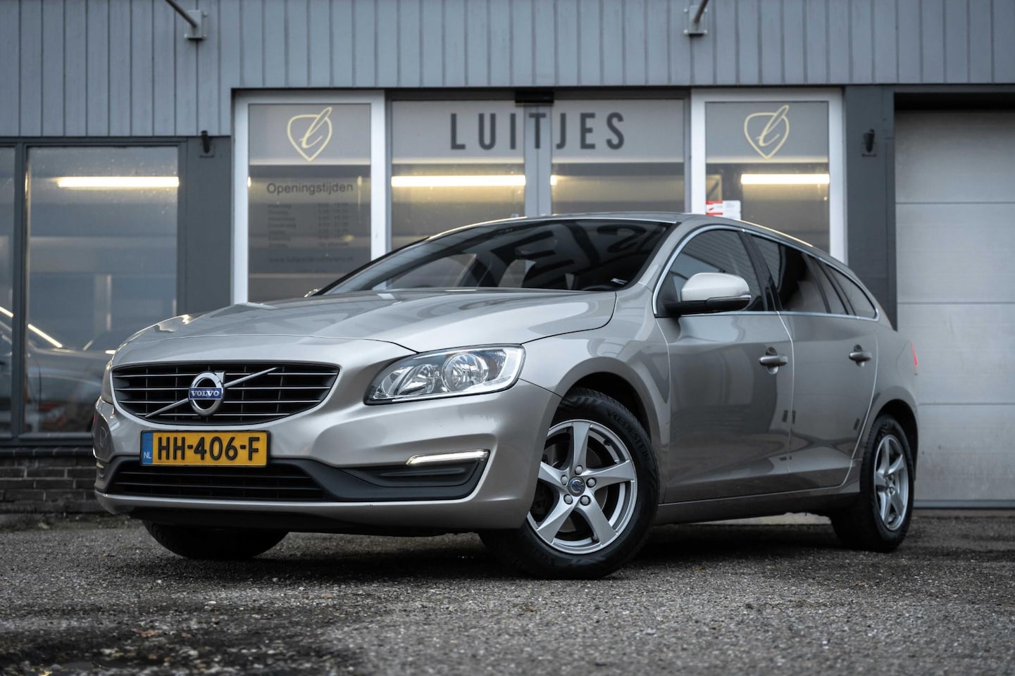 Volvo V60 - 2.0 D3 150PK AUT Business, Harman-Kardon, Org.NL, Dealer-onderhouden, 2e-eig. NAP - AutoWereld.nl