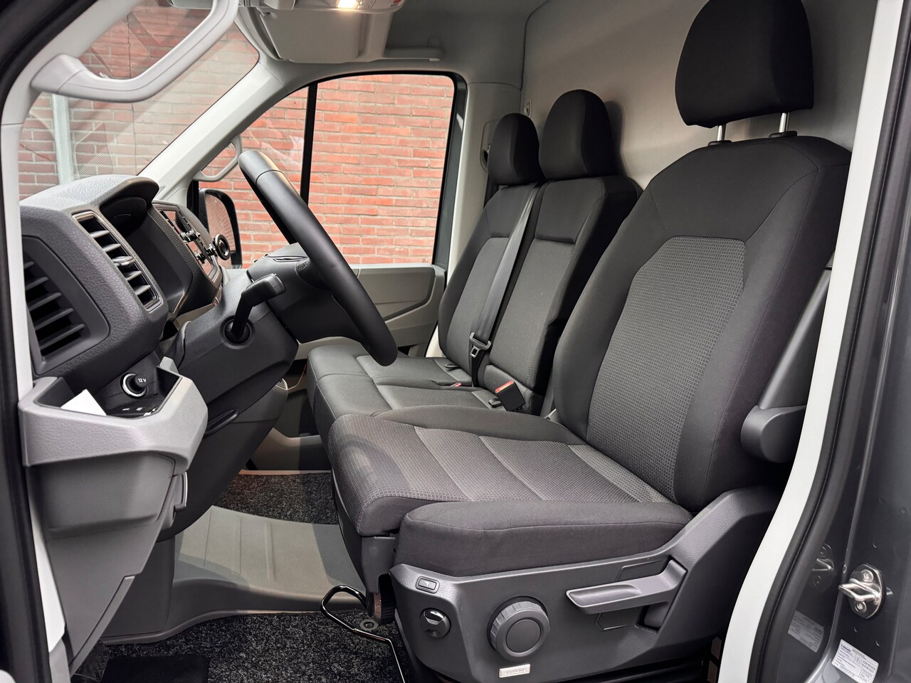 MAN TGE - 35 2.0 Standaard Hoog 140PK AUTOMAAT COMMANDER LION ECC/ACC/LED/STANDKACHEL/NAV/2 SCHUIFDEURENVOLL