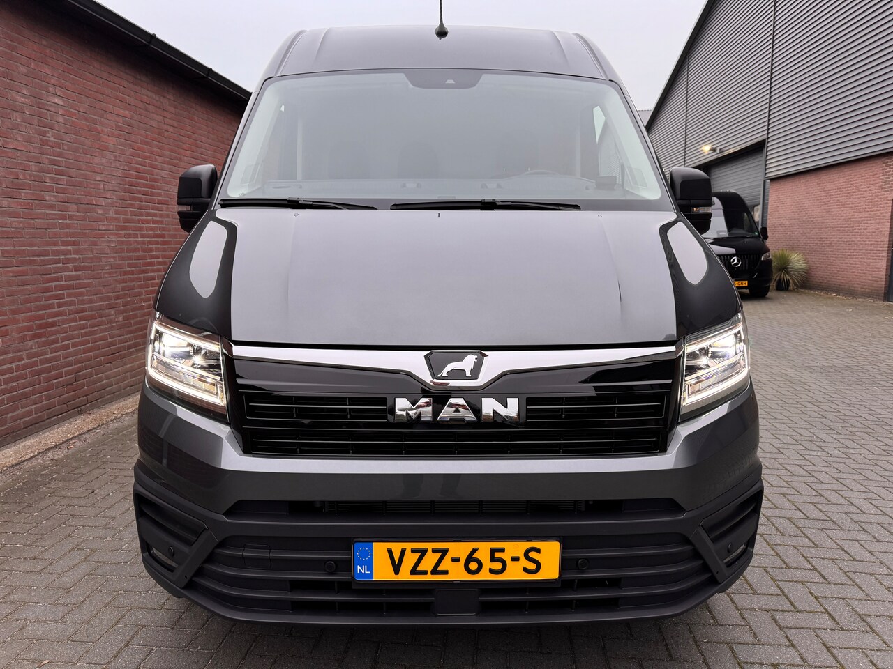 MAN TGE - 35 2.0 Standaard Hoog 140PK AUTOMAAT COMMANDER LION ECC/ACC/LED/STANDKACHEL/NAV/2 SCHUIFDEURENVOLL