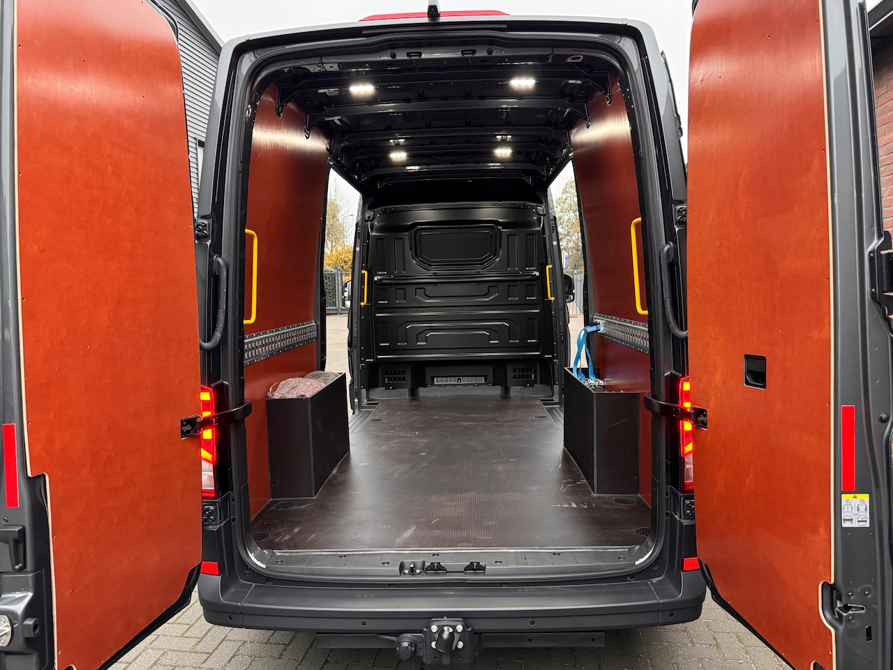 MAN TGE - 35 2.0 Standaard Hoog 140PK AUTOMAAT COMMANDER LION ECC/ACC/LED/STANDKACHEL/NAV/2 SCHUIFDEURENVOLL