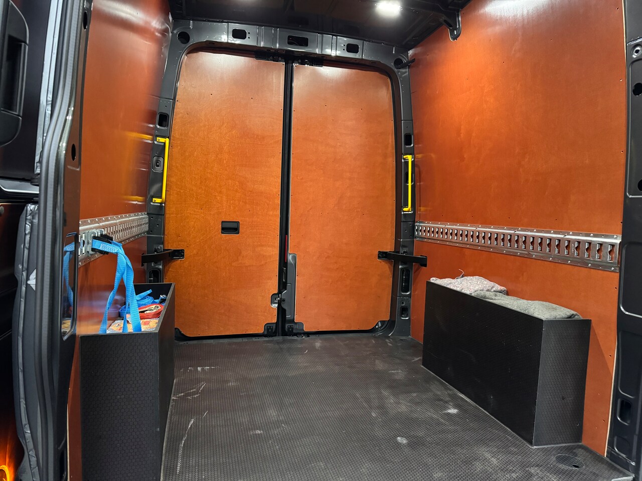 MAN TGE - 35 2.0 Standaard Hoog 140PK AUTOMAAT COMMANDER LION ECC/ACC/LED/STANDKACHEL/NAV/2 SCHUIFDEURENVOLL