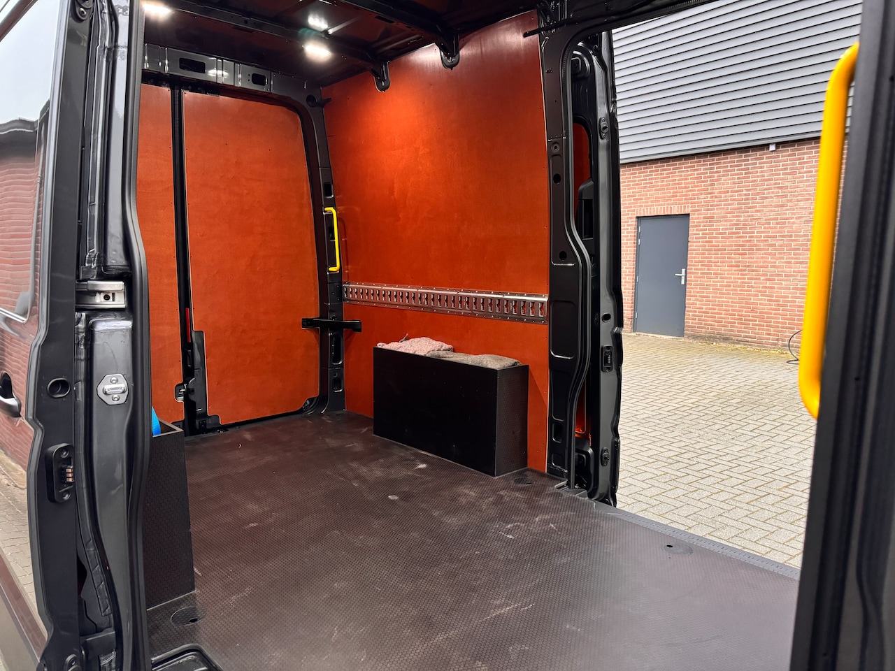 MAN TGE - 35 2.0 Standaard Hoog 140PK AUTOMAAT COMMANDER LION ECC/ACC/LED/STANDKACHEL/NAV/2 SCHUIFDEURENVOLL