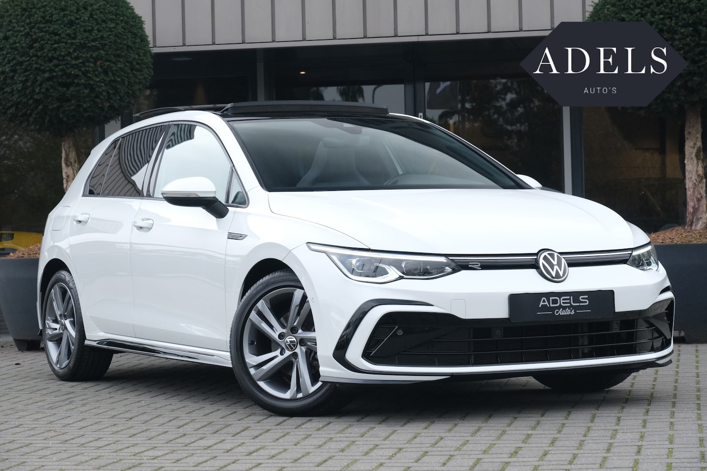 Volkswagen Golf - 1.5 eTSI R-Line Panodak IQ Light Camera Carplay Sfeerverlichting - AutoWereld.nl