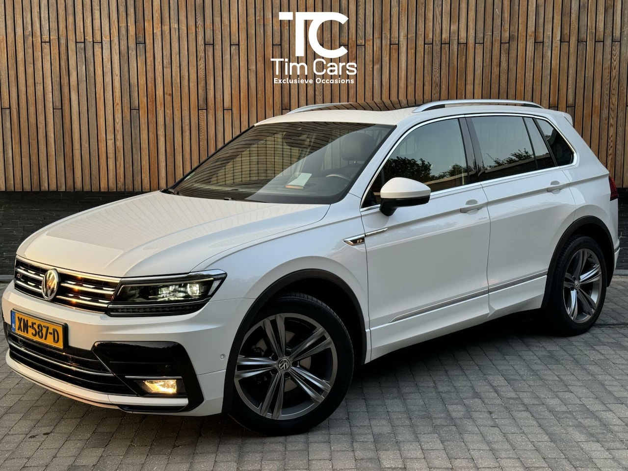 Volkswagen Tiguan - 1.5 TSI Highline R-line | Panoramadak | Head-up Display | Stoelverwarming | R-stuur | LED - AutoWereld.nl