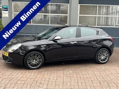 Alfa Romeo Giulietta - 1.4 T Distinctive Automaat Bj 2013 Km 129.147 Leer, Navi, 17Inch