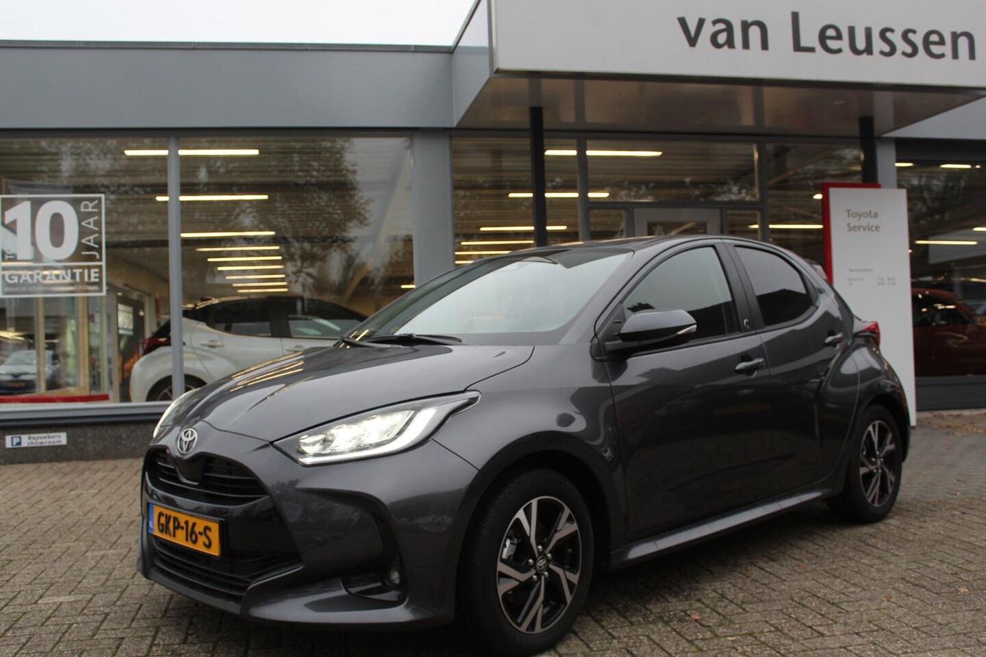 Toyota Yaris - 1.5 HYBRID DYNAMIC STUUR/STOELVERW. KEYLESS DAB LED VERLICHTING APPLE/ANDROID AD-CRUISE CL - AutoWereld.nl