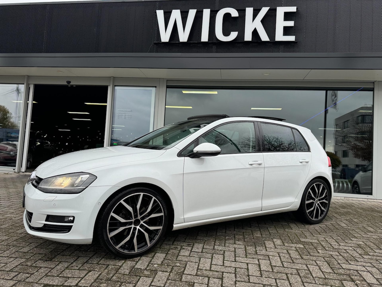 Volkswagen Golf - 1.4 TSI Highline DSG Panorama Navi Leder Massage Xenon - AutoWereld.nl