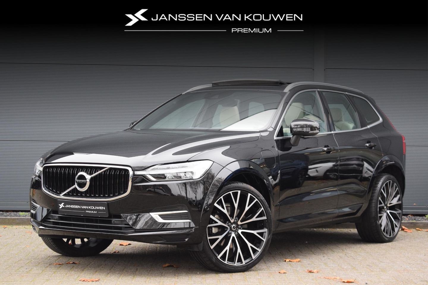 Volvo XC60 - 2.0 T8 Twin Engine AWD Momentum Pro / Panoramadak / Stoelverwarming - AutoWereld.nl