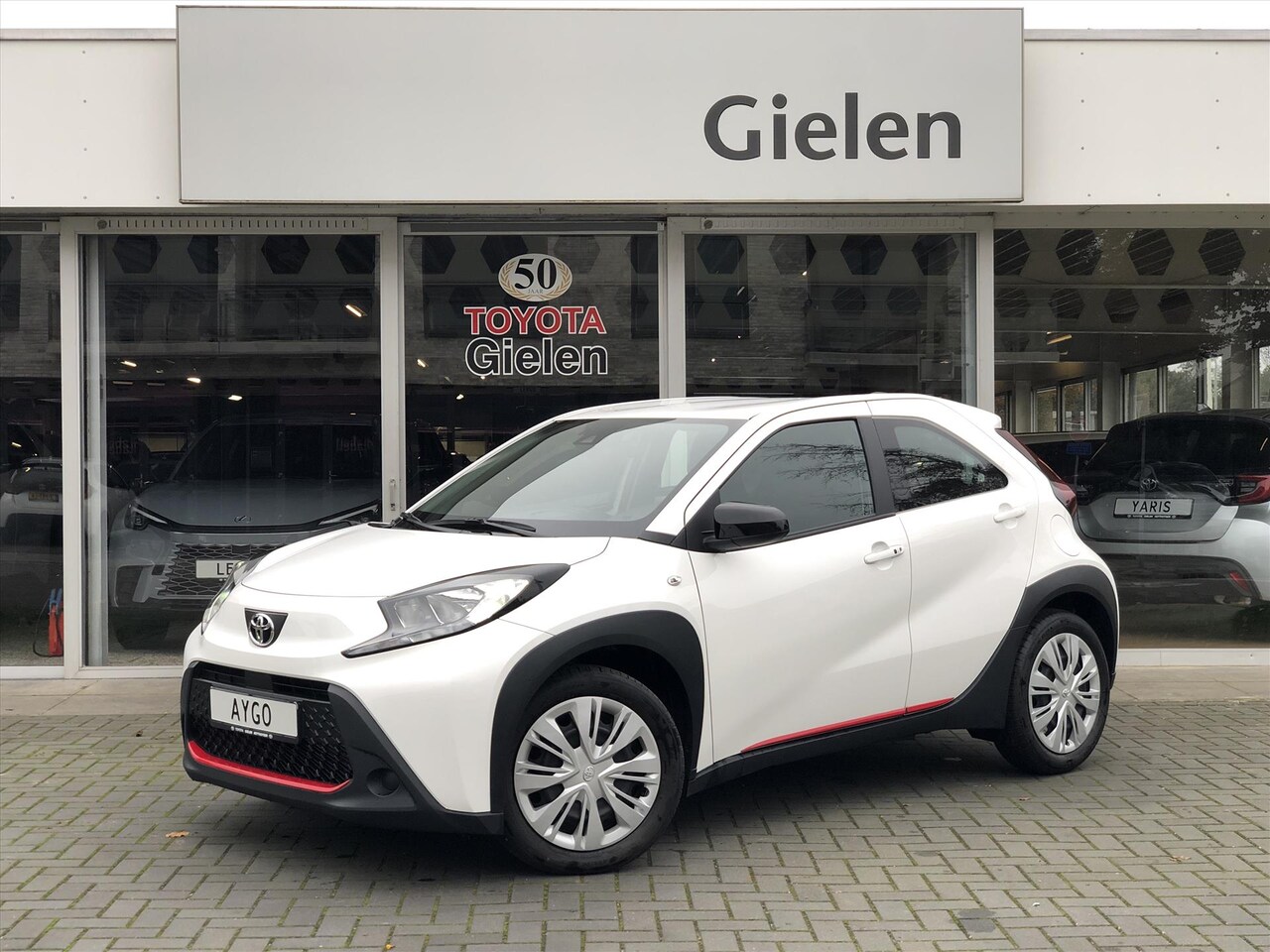 Toyota Aygo X - 1.0 VVT-i Play Plus | Apple CarPlay/Android auto, Parkeercamera, Climate control, Stoelver - AutoWereld.nl