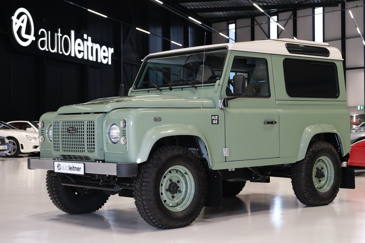 Land Rover Defender - 2.2 D SW 90" Heritage Limited Edition origineel 20 km NL auto 1e eigenaar - AutoWereld.nl