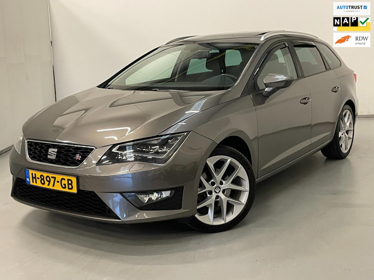 Seat Leon ST - 2.0 TDI FR / Pano / Leder / Navi / Stoelverwarming - AutoWereld.nl