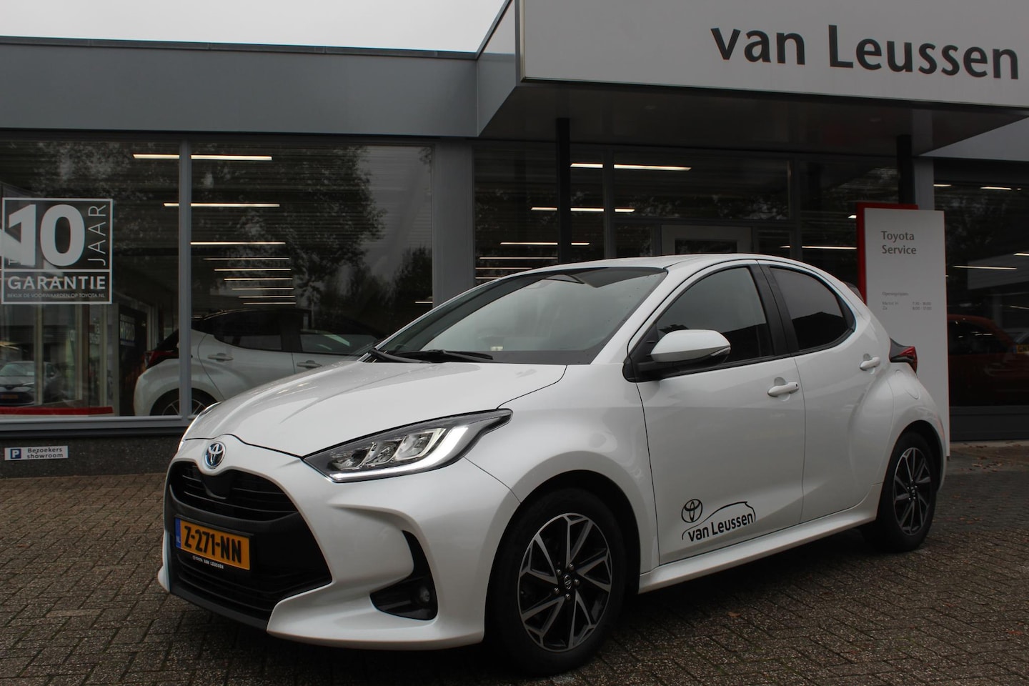 Toyota Yaris - 1.5 Hybrid DYNAMIC STOELVERW. PRIVACY GLASS DAB LED 16'LM-VELGEN APPLE ANDROID IN HOOGTE V - AutoWereld.nl