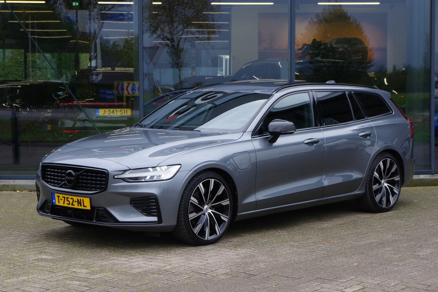 Volvo V60 - 2.0 T6 Recharge 340 PK AWD R-Design PHEV, Trekhaak, Panoramadak, LED, Leder, Camera, Navig - AutoWereld.nl