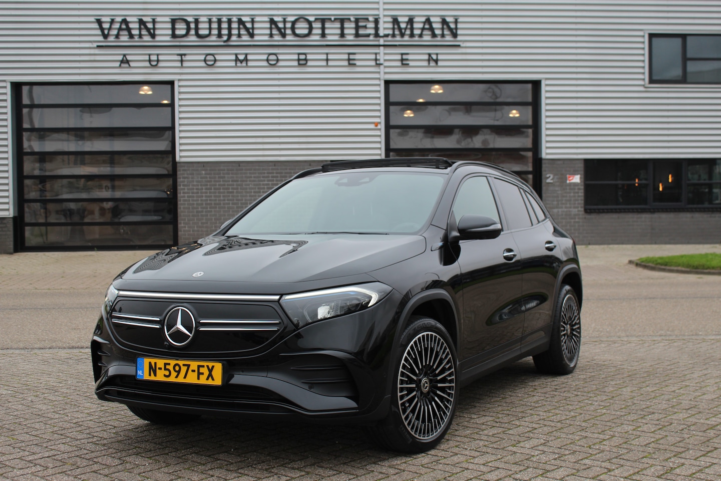 Mercedes-Benz EQA - 300 4MATIC AMG 67 kWh / HUD / Carplay / Panoramadak / N.A.P. - AutoWereld.nl