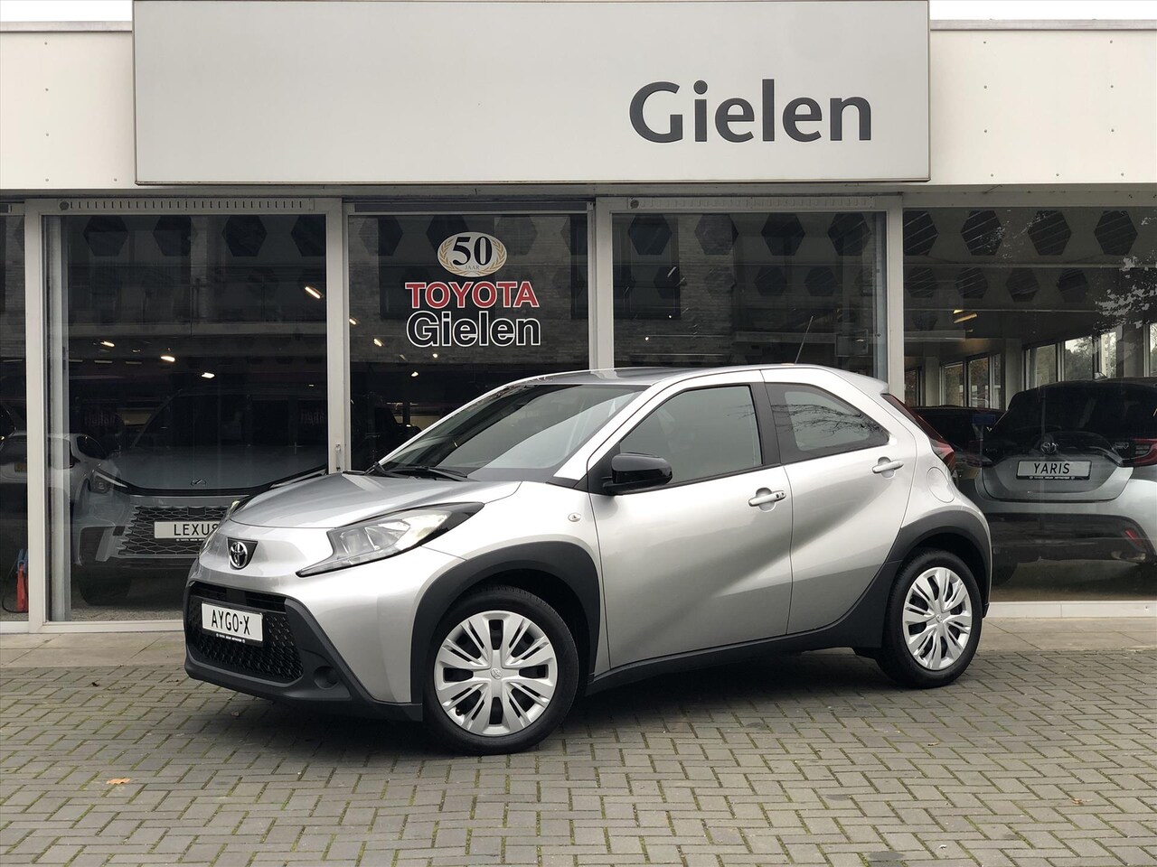 Toyota Aygo X - 1.0 VVT-i Play | Apple CarPlay/Android auto, Parkeercamera, Airconditioning, In hoogte ver - AutoWereld.nl