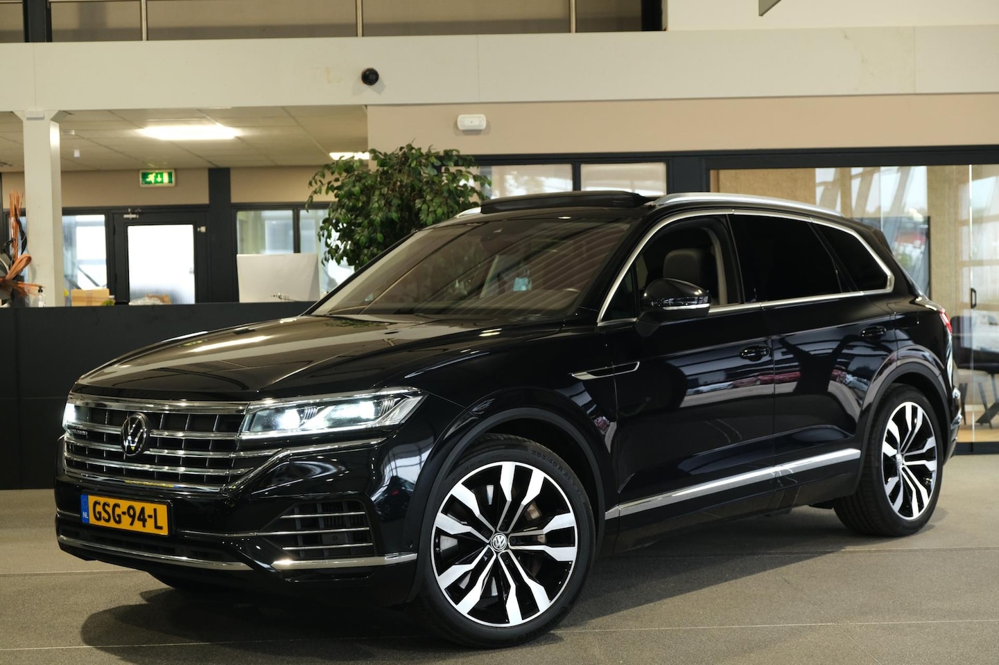 Volkswagen Touareg - 3.0 TSi eHybrid 4MOTION Pano Leder Luchtvering Trekhaak - AutoWereld.nl