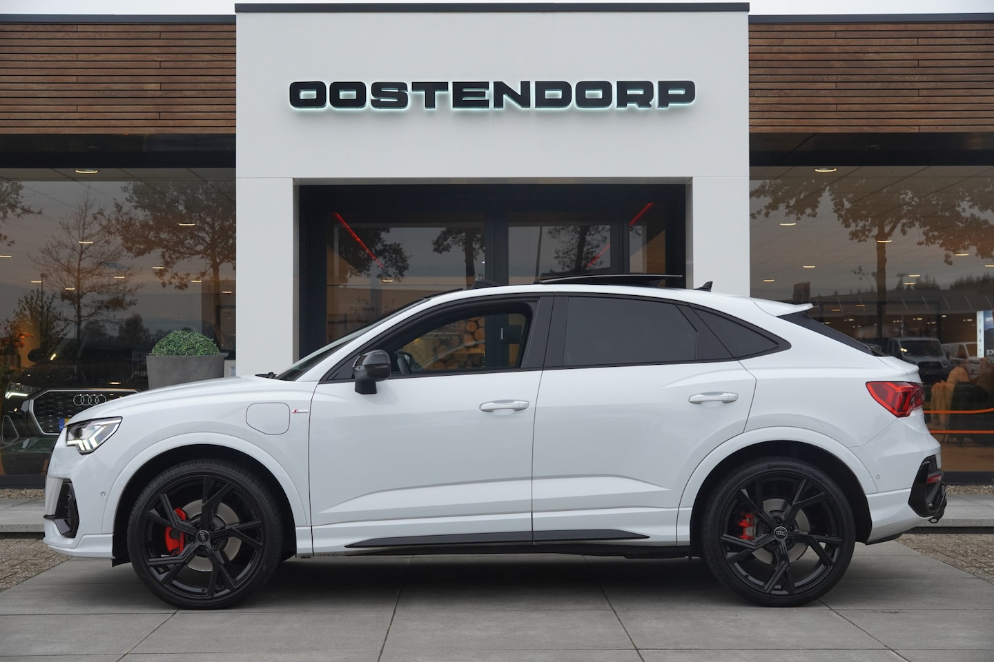 Audi Q3 Sportback - 45 TFSIe/ 245pk S-Line Blackstyle|2021|Panoramadak|Trekhaak|Sonos|21"Blackstyle|PDC+360Cam - AutoWereld.nl