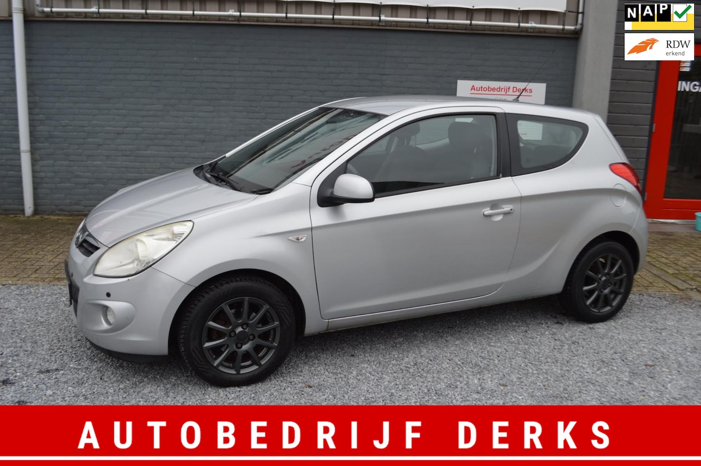 Hyundai i20 - 1.4i DynamicVersion Airco PDC Stuurbekrachtiging Jaar Garantie - AutoWereld.nl