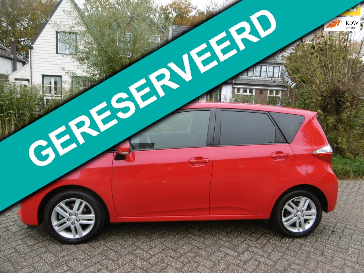 Toyota Verso S - 1.3 VVT-i Dynamic 100pk Clima Cruise Trekhaak Hoge instap - AutoWereld.nl