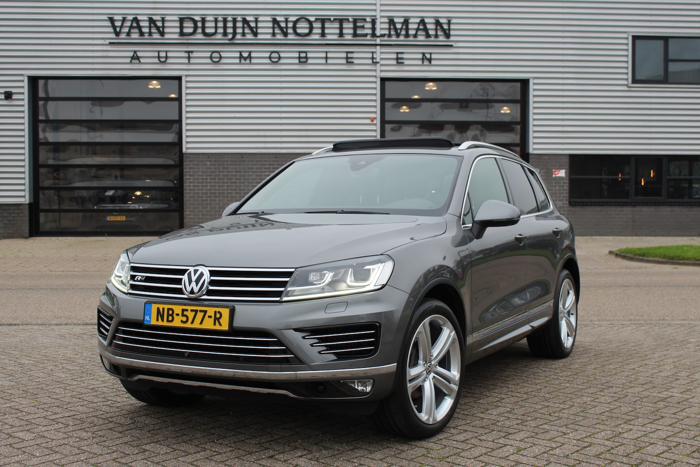 Volkswagen Touareg - 3.0 TDI R-line / Panoramadak / Dynaudio / 360 Camera - AutoWereld.nl