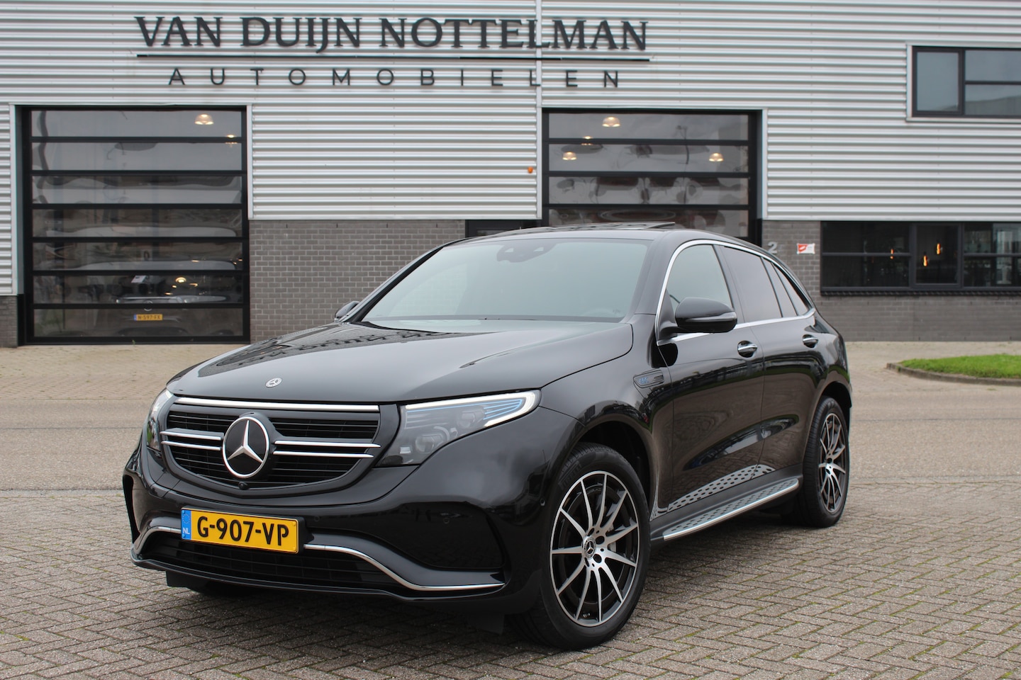 Mercedes-Benz EQC - 400 4MATIC Premium Plus 80 kWh / AMG / Schuifdak / Burmester / N.A.P. - AutoWereld.nl