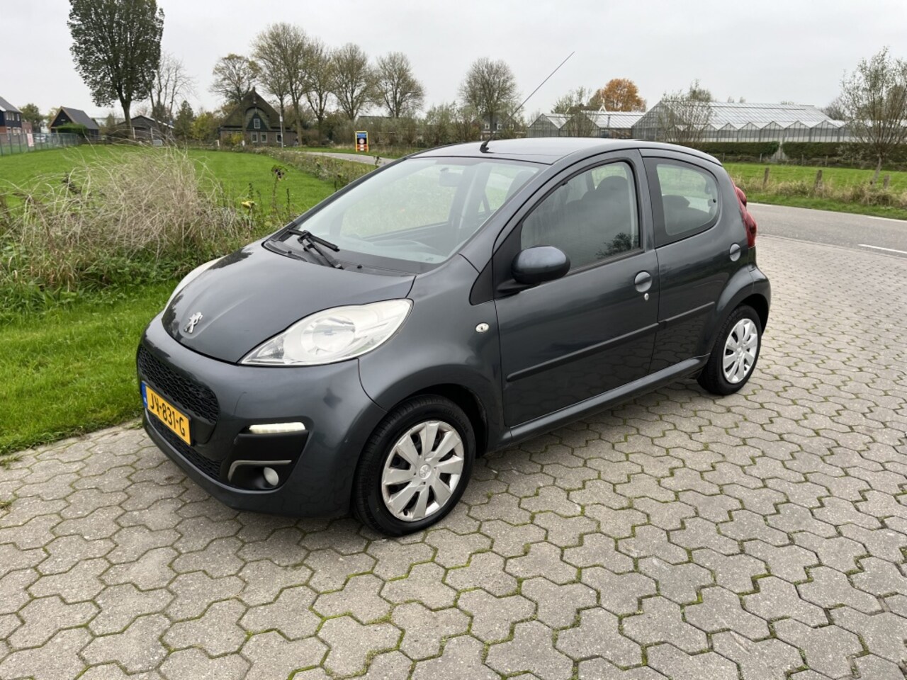 Peugeot 107 - 1.0 5 deurs 2013 slechts 124DKM - AutoWereld.nl