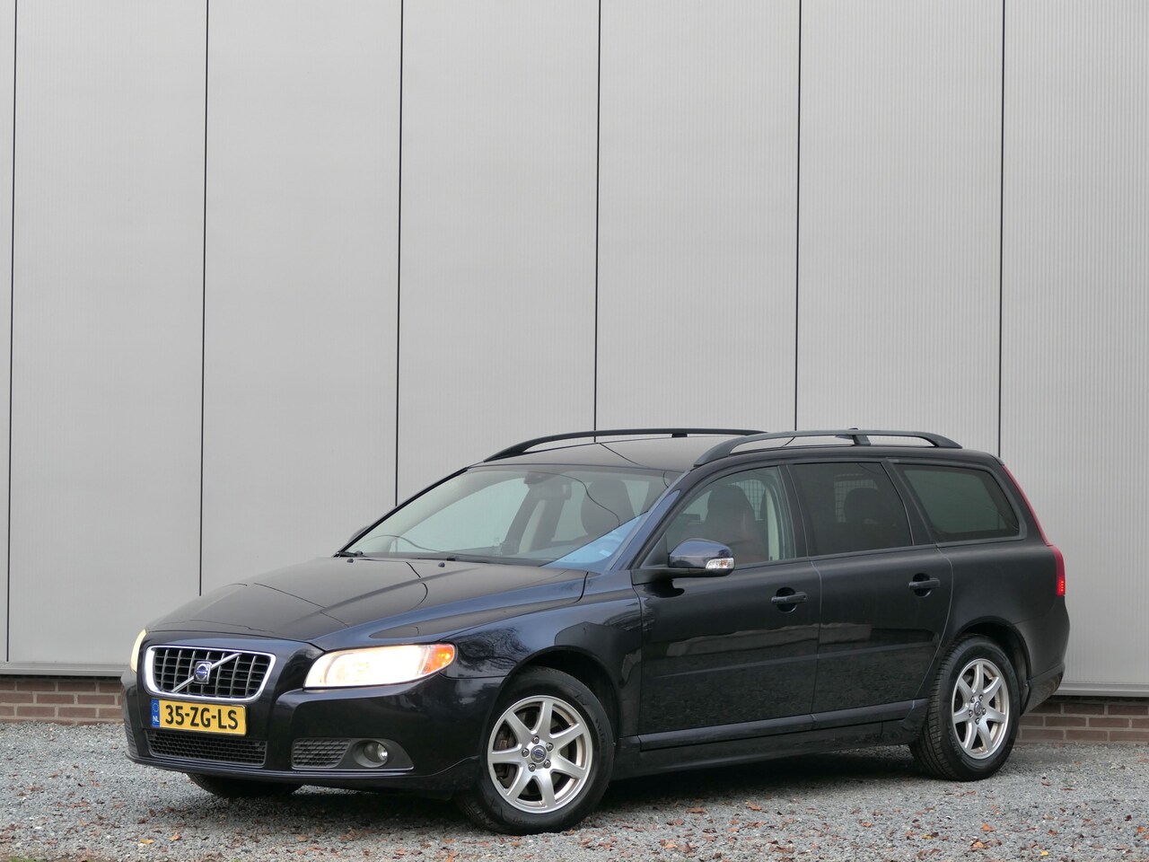 Volvo V70 - 2.5T Momentum Leer / Trekhaak / Dakrails - AutoWereld.nl