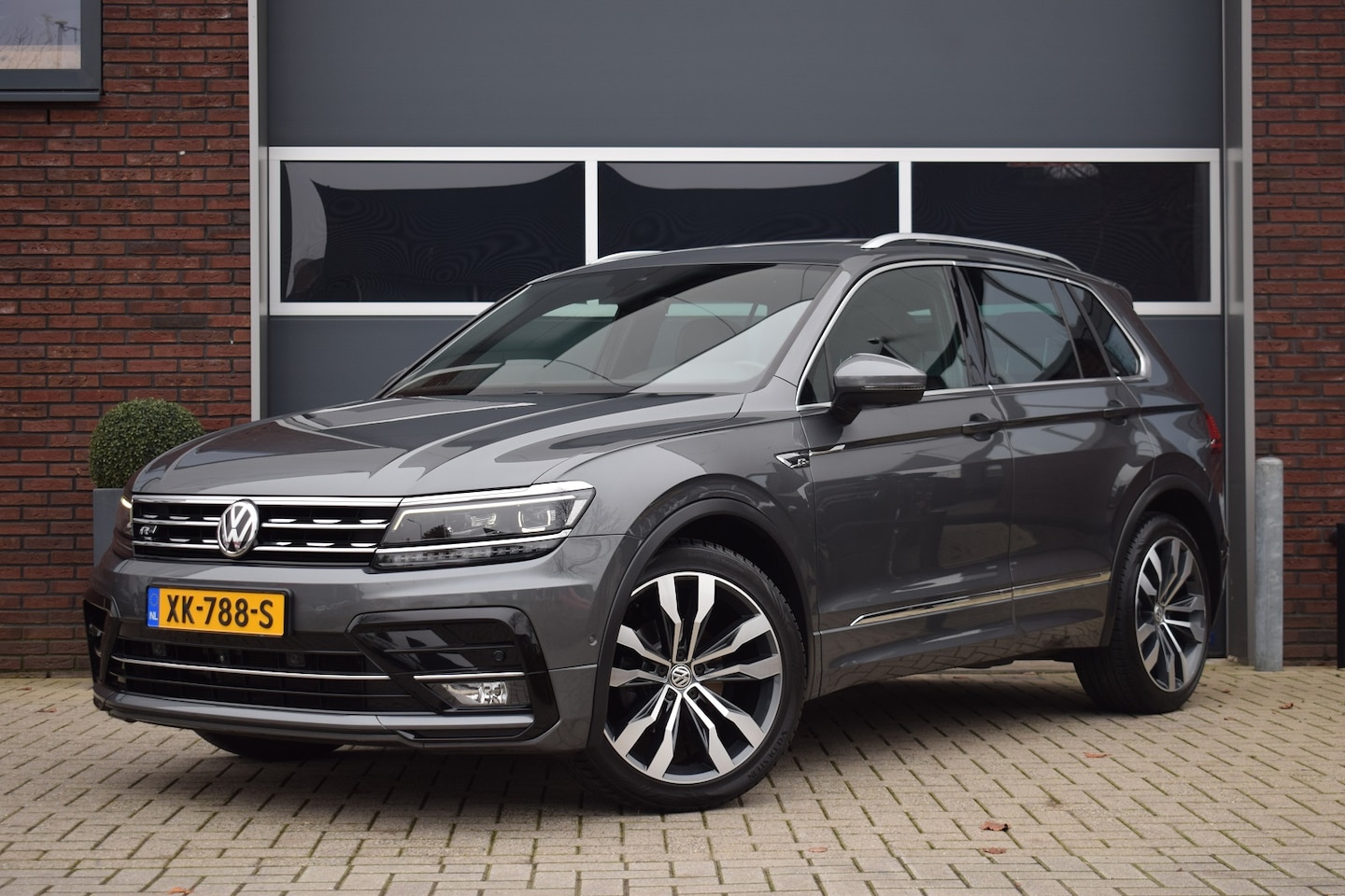 Volkswagen Tiguan - 1.4 TSI 150pk 4-Motion R-line Pano | Virtual | Topview | 20" - AutoWereld.nl