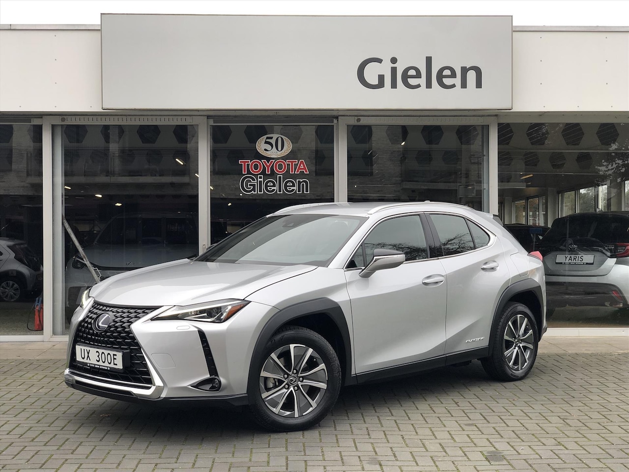 Lexus UX - 300e 204pk Business | LED, 17 inch, Apple CarPlay/Android Auto, Parkeercamera, Elektrisch - AutoWereld.nl