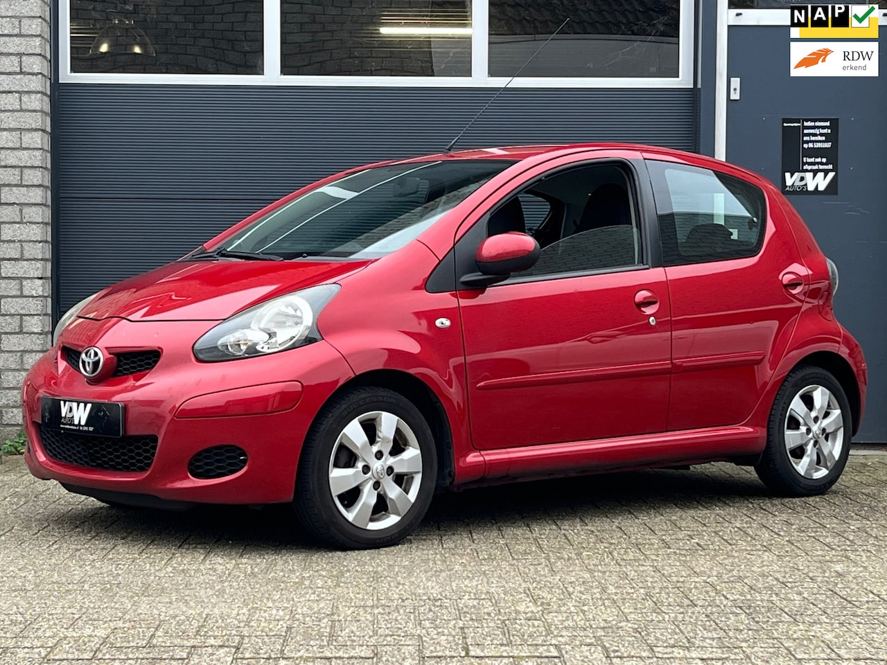 Toyota Aygo - 1.0-12V Aspiration Red 5 deurs airco C.V. - AutoWereld.nl