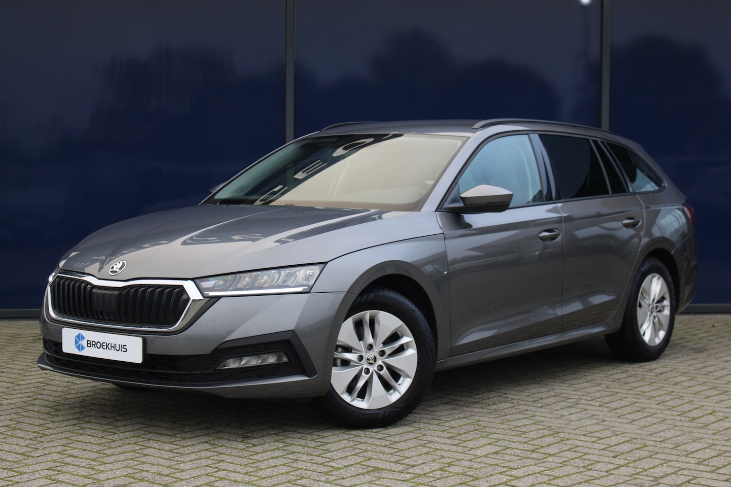 Skoda Octavia Combi - 1.0 TSI Business Ed. | All Season | Trekhaak | Navi | LED | Elec. klep | Climate & Cruise - AutoWereld.nl