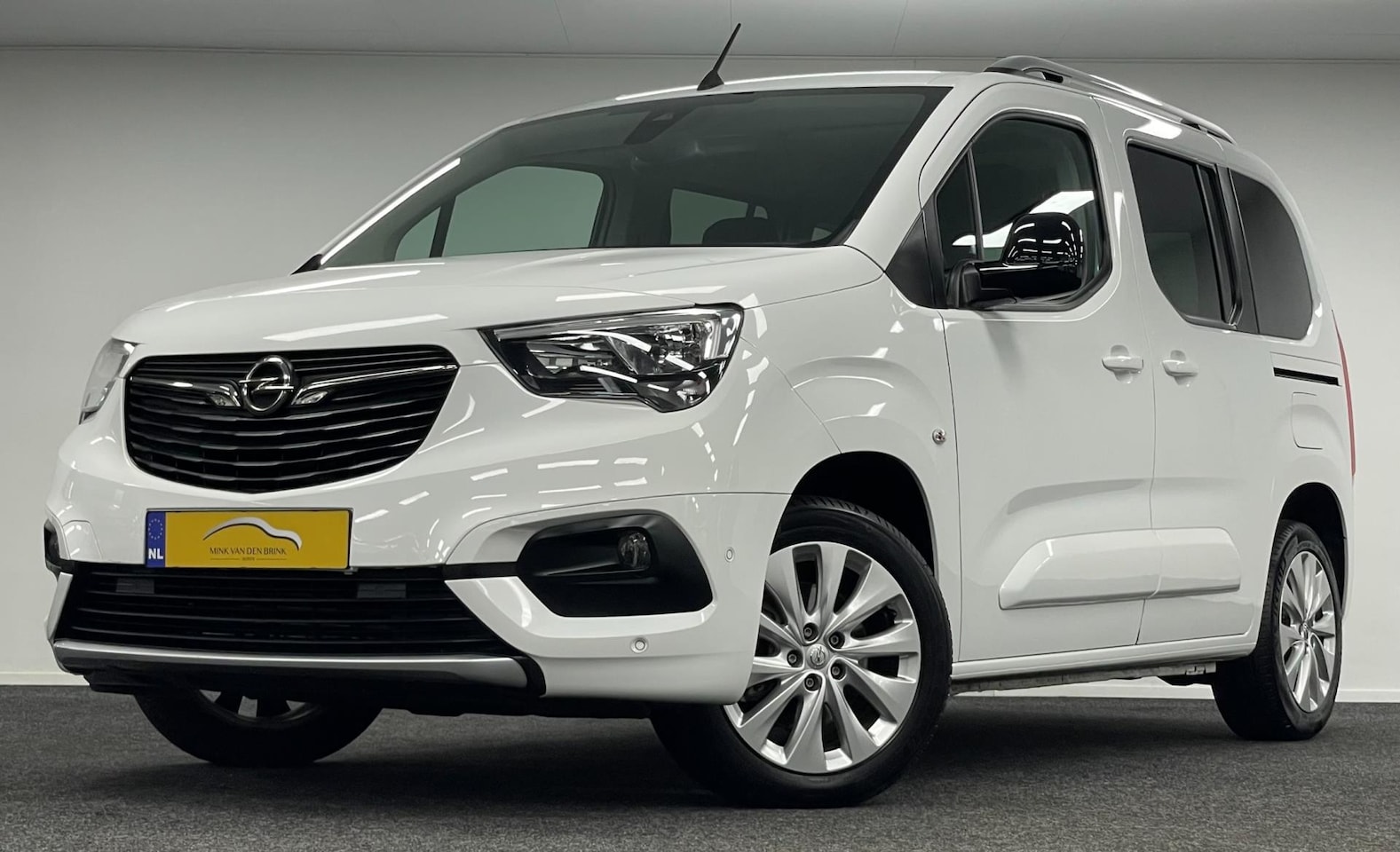 Opel Combo - 1.2 Turbo L1H1*5Persoons*Camera*Navi*Carplay*CruiseContr! - AutoWereld.nl