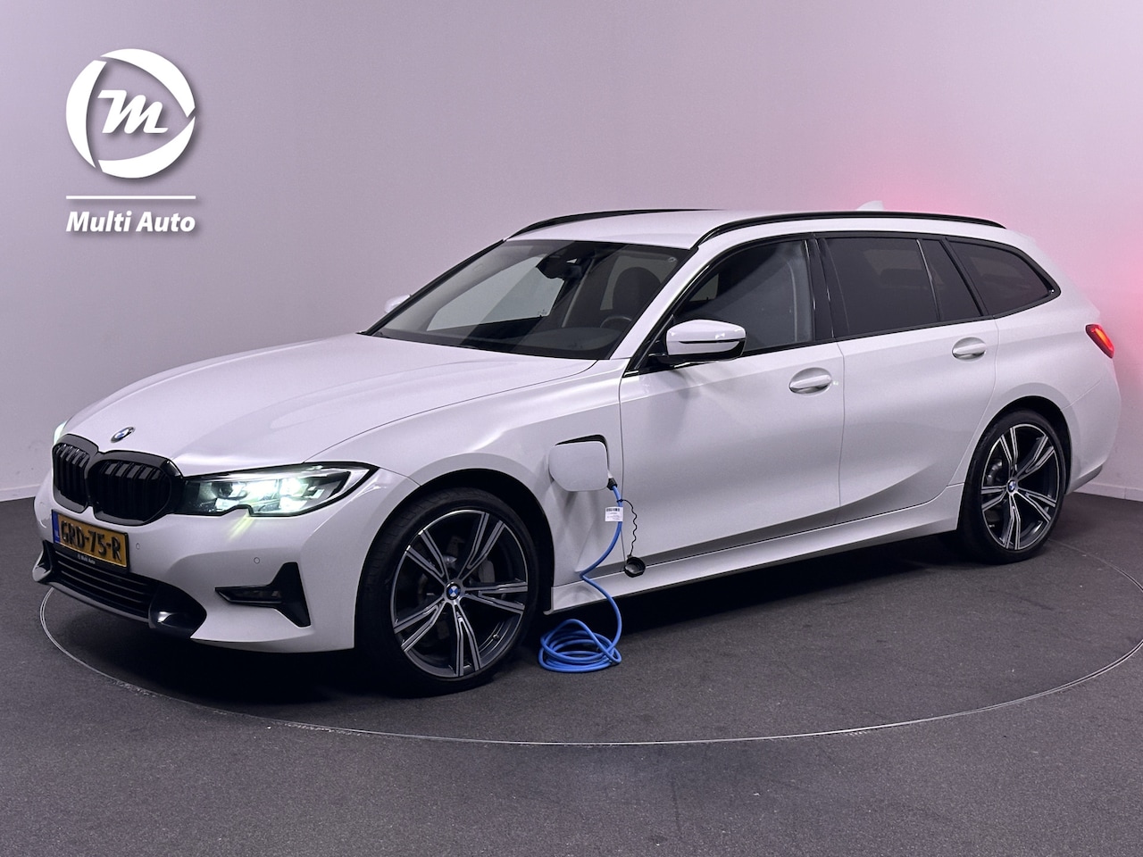 BMW 3-serie Touring - 330e M Sportline Plug In Hybrid Dealer O.H PHEV | Apple Carplay | 19"L.M | Sfeerverlichtin - AutoWereld.nl