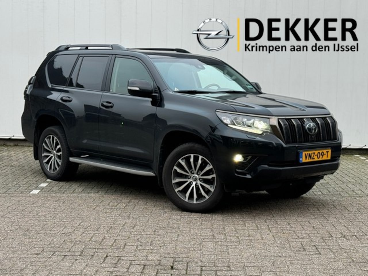 Toyota Land Cruiser - 2.8 D-4D-F Executive Blind Van met Luchtvering, 19inch, Schuifdak, 1e Eigenaar! - AutoWereld.nl