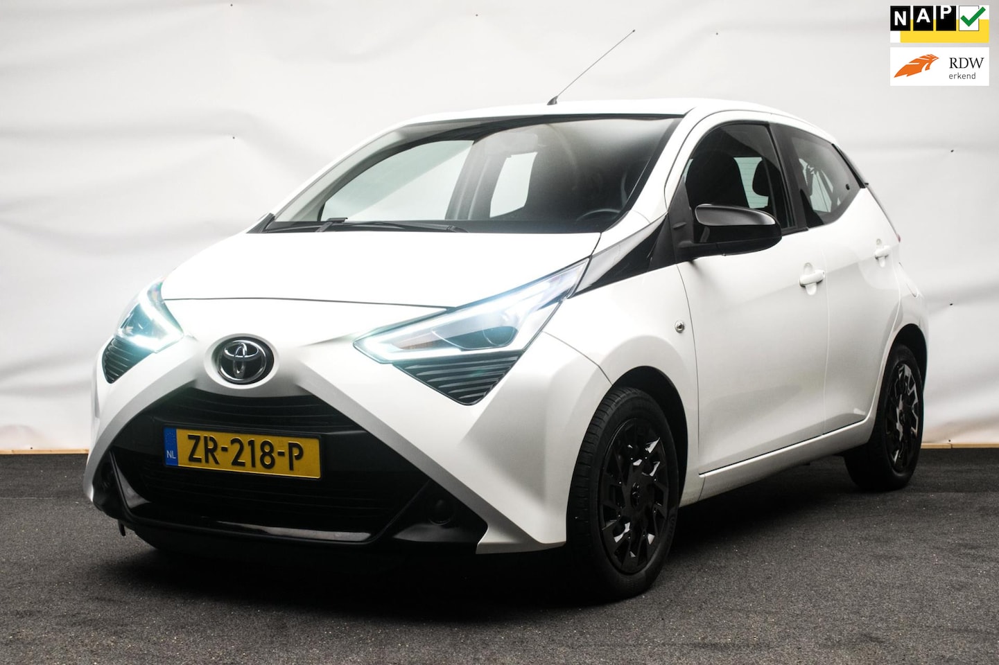 Toyota Aygo - 1.0 VVT-i x-play Black And White Edition [ Camera Navigatie LED Carplay Airco ] - AutoWereld.nl