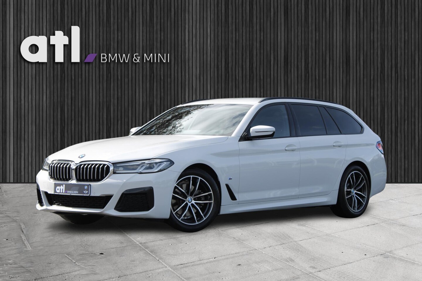 BMW 5-serie Touring - 520i High Executive M-sportpakket, Keyless, Sportstoelen, Adaptieve LED koplampen, Achteru - AutoWereld.nl