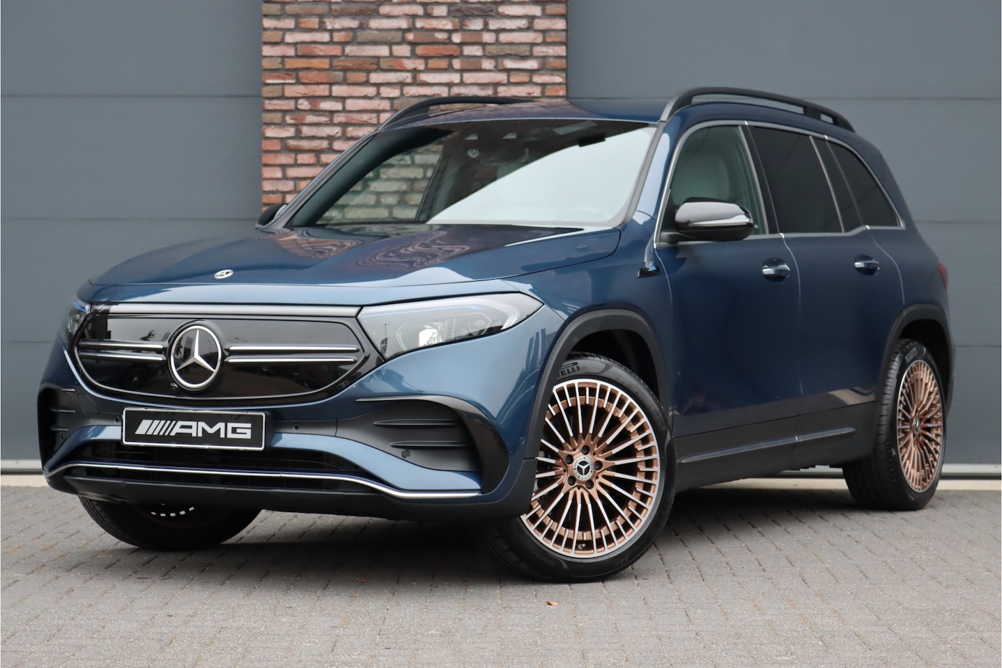 Mercedes-Benz EQB - 350 4-MATIC AMG Line 67 kWh | 'Edition 1' | Distronic+ | Keyless Go Leder | Sfeerverlichti - AutoWereld.nl