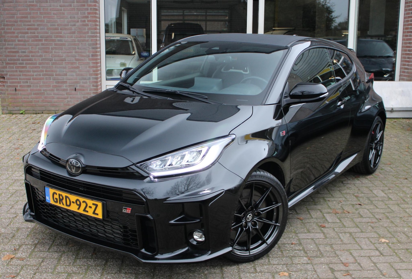 Toyota Yaris - 1.6 GR Performance Sperdiff, Achteruitrijcamera, LED, Alcantara, Carplay, Leder, CC adapti - AutoWereld.nl