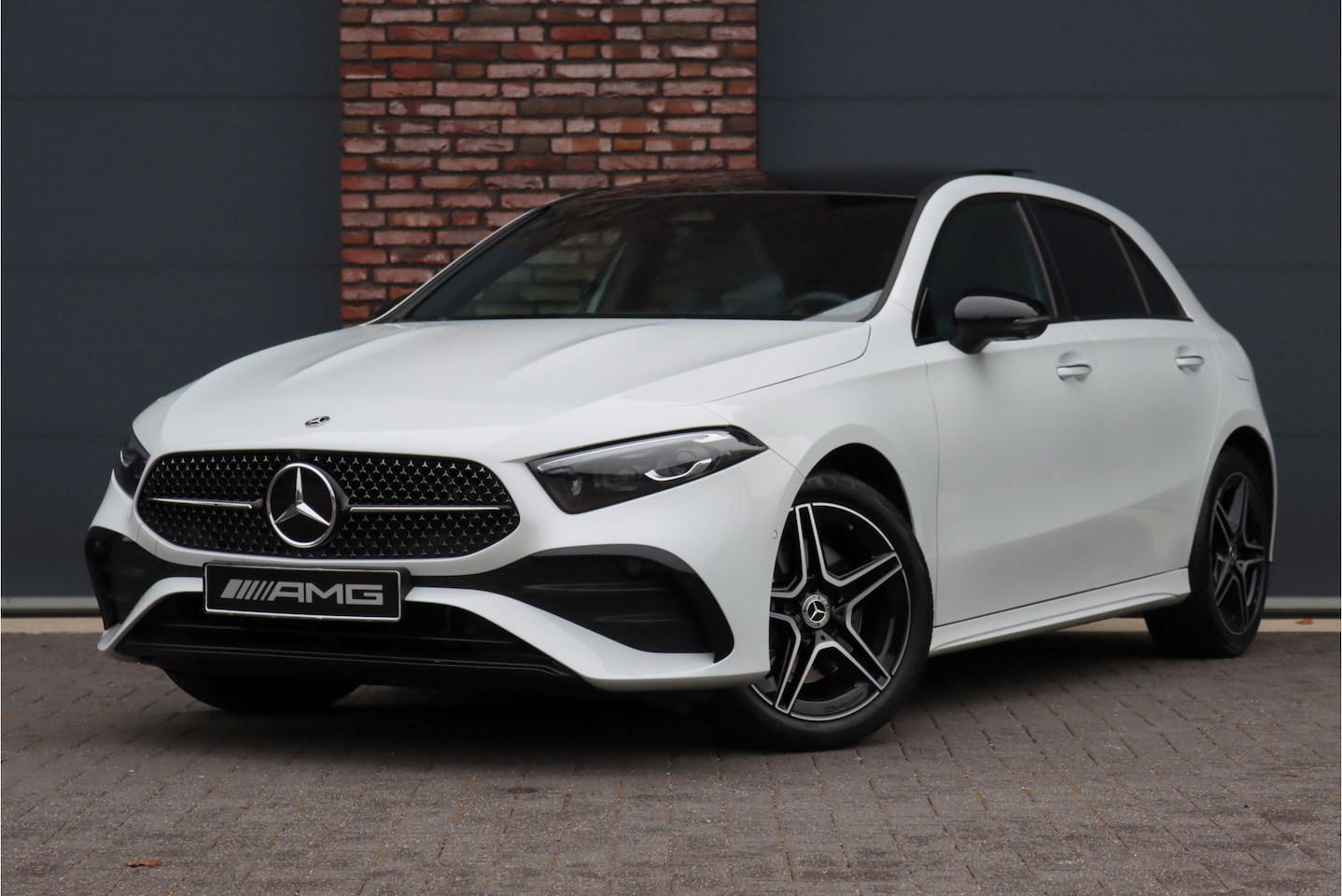 Mercedes-Benz A-klasse - 250 e Premium+ AMG Line Aut8 | Facelift | Panoramadak | Trekhaak | Leder | Keyless Go | Do - AutoWereld.nl