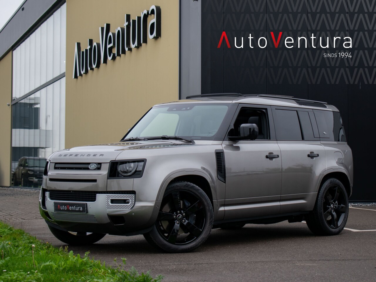 Land Rover Defender 110 - 2.0 P400e X-Dynamic | 22'' Velgen | Panoramadak | Trekhaak | Bumpers in kleur - AutoWereld.nl