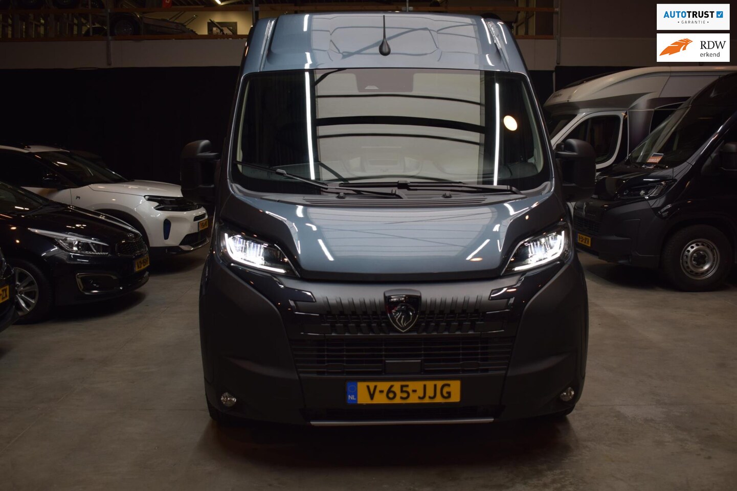 Peugeot Boxer - 2.2 BlueHDi 180 EAT8 L3H2 zwaar virtual cockpit/trekhaak - AutoWereld.nl