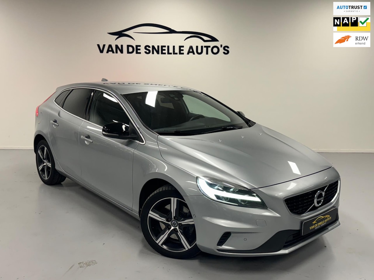 Volvo V40 - 1.5 T2 R-Design AUTOMAAT/PDC/LED/ALCANTARA - AutoWereld.nl