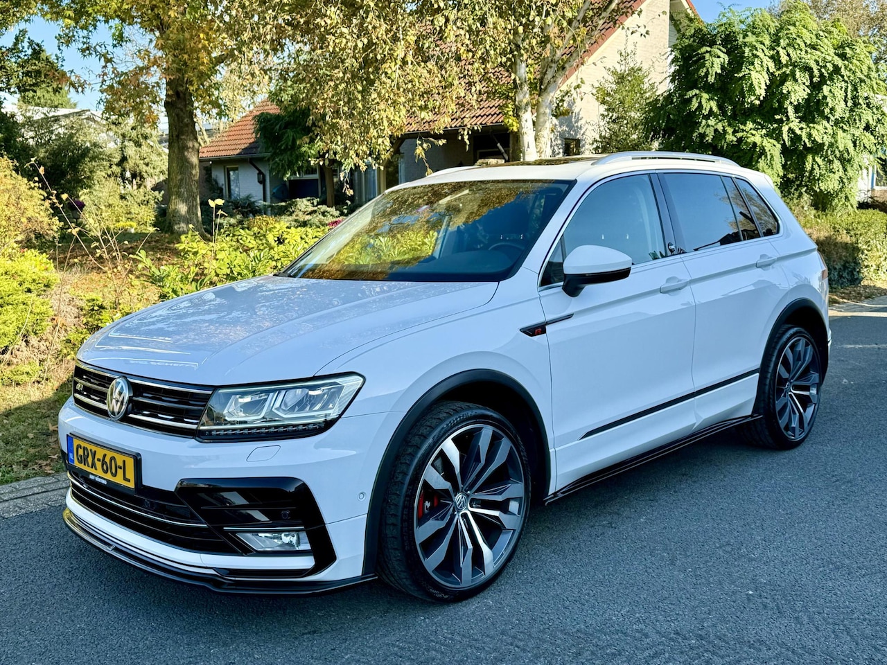 Volkswagen Tiguan - 2.0 TSI 245PK DSG 4Motion R-Line Pano•Dynaudio•21inch - AutoWereld.nl