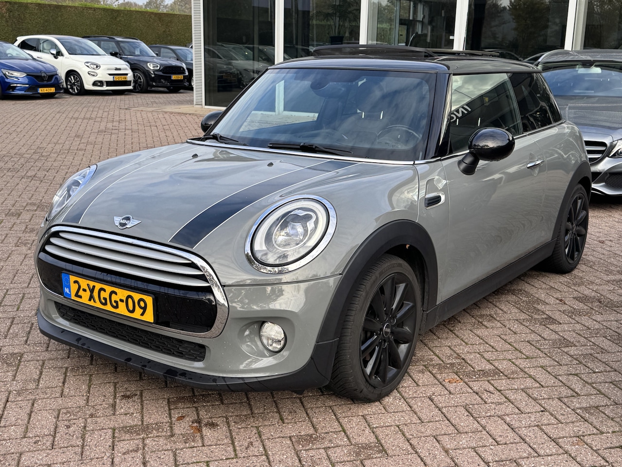 MINI Cooper - Mini 1.5 Chili Business / Panoramadak / Camera / Head-up / Leder / 17'' / Navigatie / Stoe - AutoWereld.nl