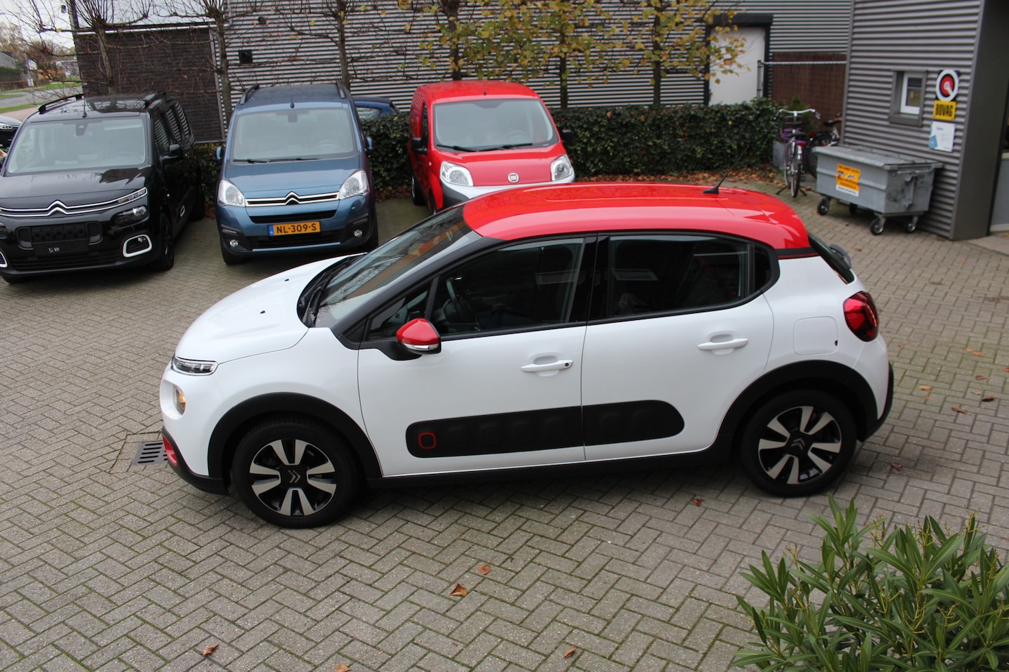 Citroën C3 - 1.2 PureTech Shine Clima-Cruise-Navi-Camera - AutoWereld.nl