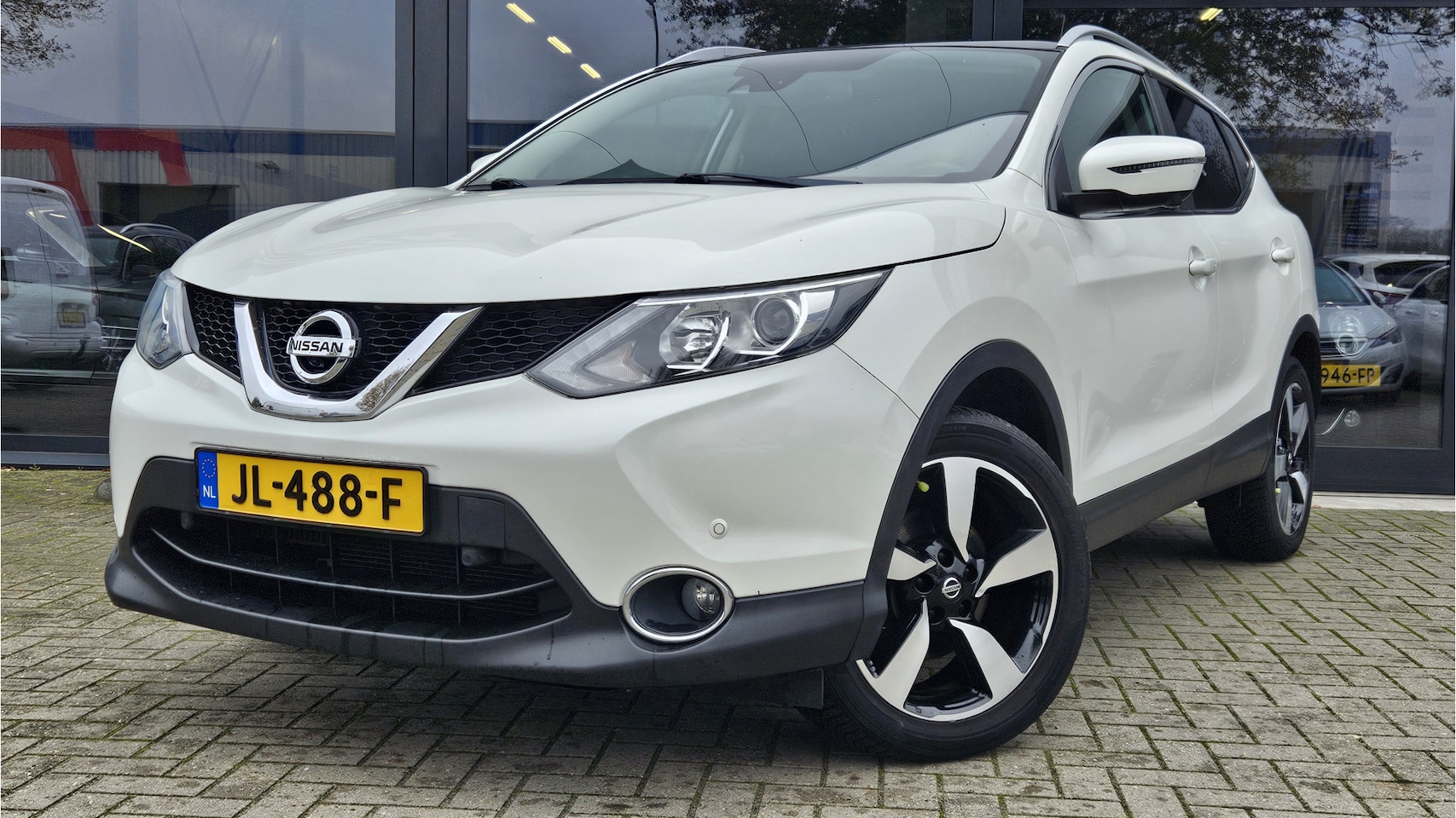 Nissan Qashqai - 1.2 N-Vision + PANO DAK + CAMERAS + KEYLESS + NAVIGATIE - AutoWereld.nl