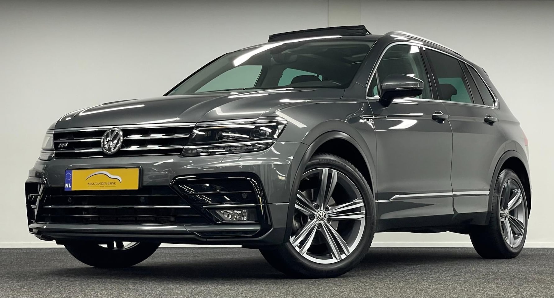 Volkswagen Tiguan - 1.5 TSI ACT Highline R-line*Panoramadak*Trekhaak*Navi*Stoelverw*CruiseContr - AutoWereld.nl