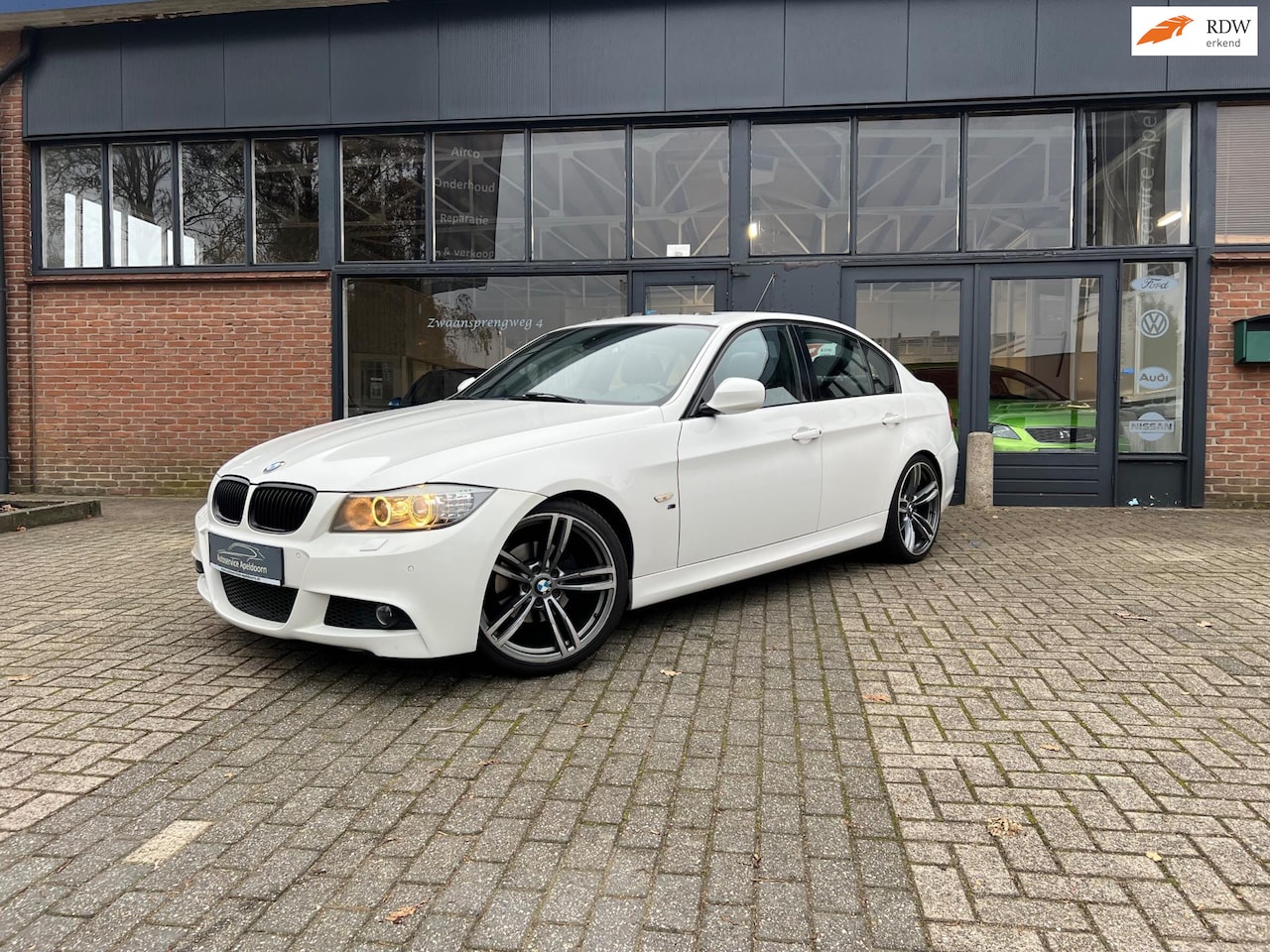 BMW 3-serie - 318i Business Line M Sport 318i Business Line M Sport, Navi, Pano, Volleer - AutoWereld.nl