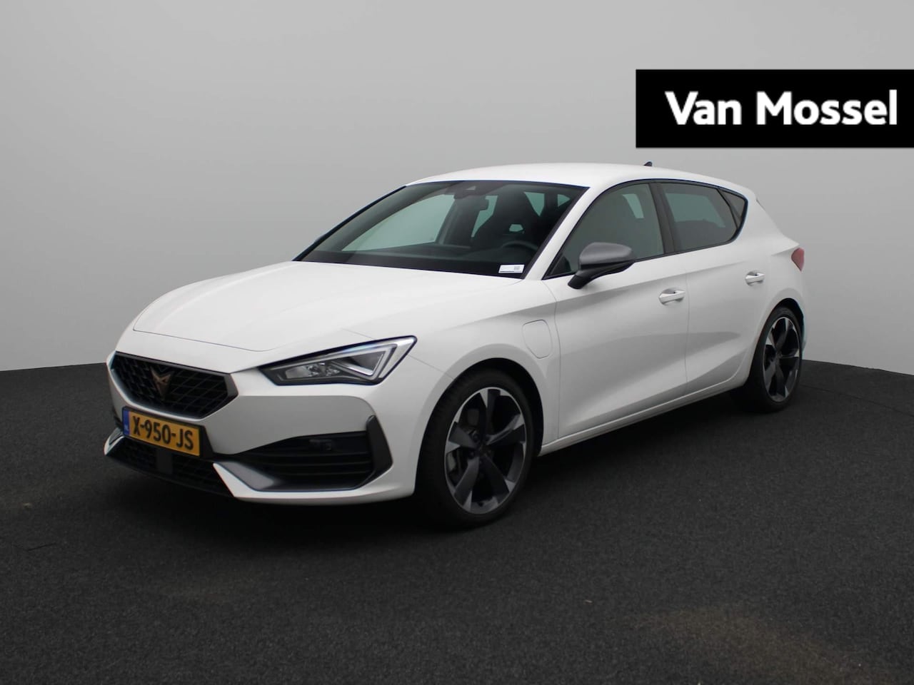 CUPRA Leon - 1.4 e-Hybrid Essential | STUURVERWARMING | PARKEERSENSOREN | NAVIGATIE | HALF-LEDER | - AutoWereld.nl